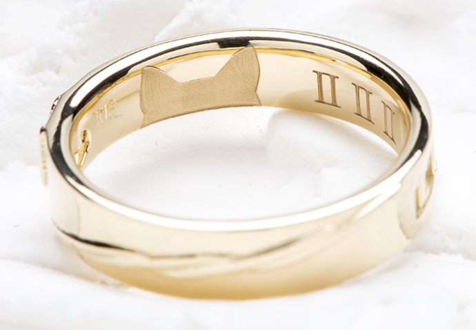 ローマ数字と猫をレーザー彫りした結婚指輪