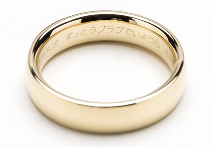 それぞれのメッセージを刻印した結婚指輪