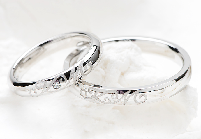 オリジナルの文字体でレーザー刻印した結婚指輪