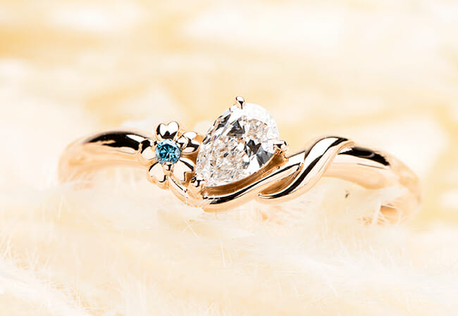 桜モチーフとペアシェイプダイヤを入れたフルオーダー婚約指輪