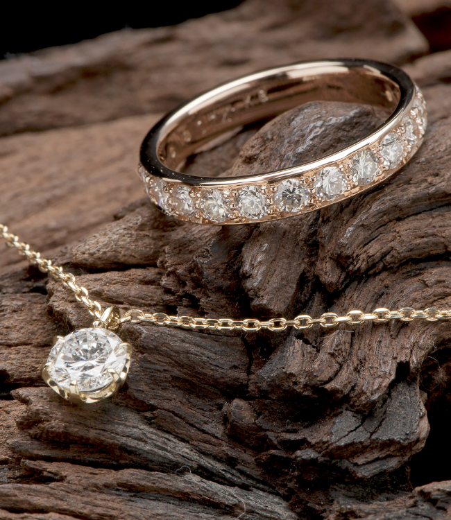 ダイヤモンドのサイズに合わせたピンクゴールド素材の指輪とシンプルデザインのペンダントにリメイク