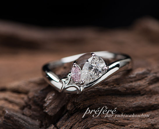 ペアシェイプとピンクのダイヤにユリのモチーフを入れた婚約指輪は-福井のゆびわ工房プレフェレ