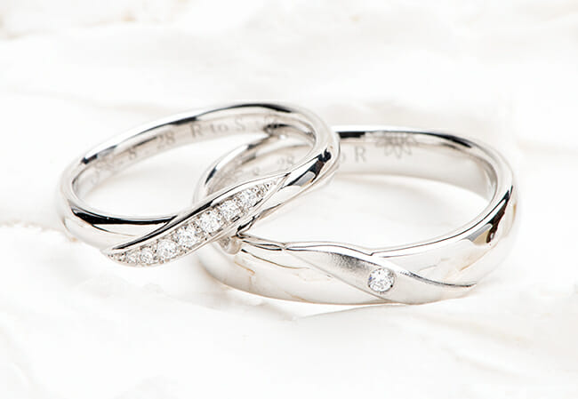 二本を合わせるとひとつのハートになるデザインの結婚指輪