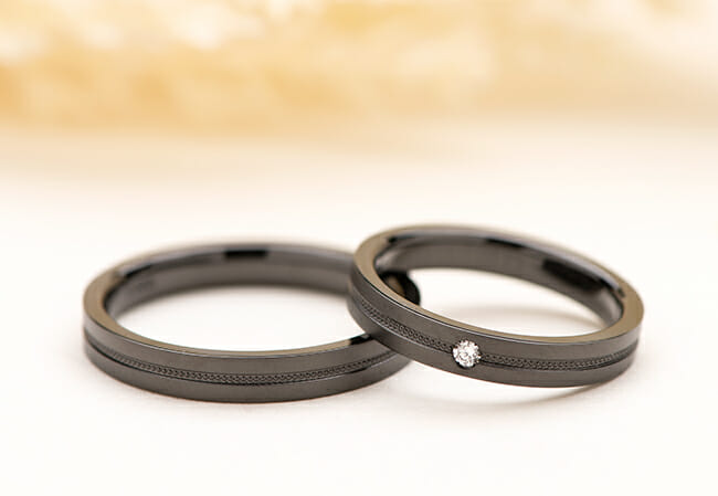 ミルグレインを施した黒色の結婚指輪